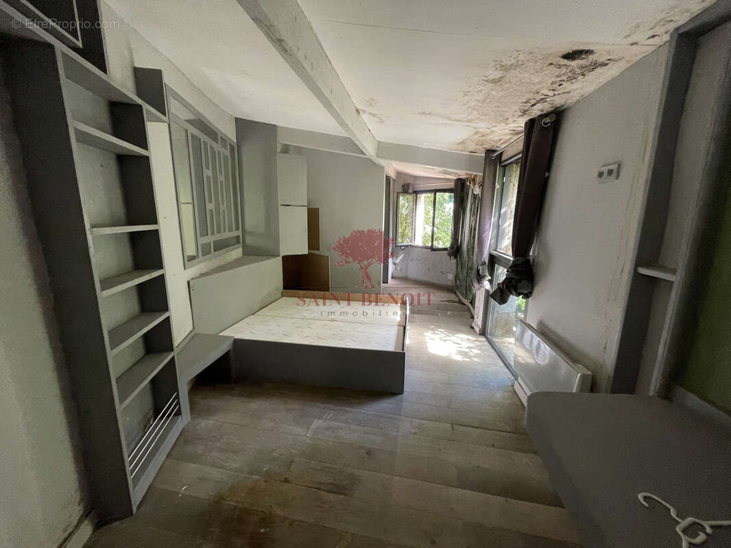 Maison de type t3 sur 2 niveaux et un appartement de type t2 sur une parcelle arboree de 6069m2 avec un bassin - photo 11