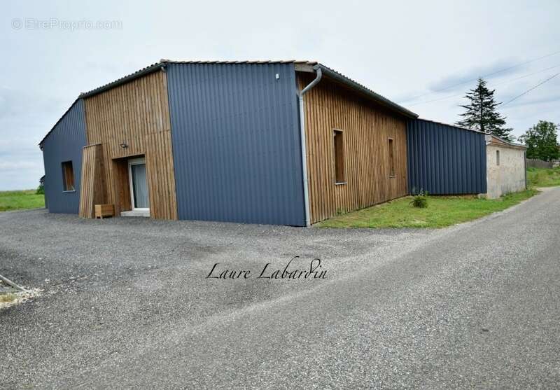 Maison avec surface habitable de 300m2 - pierre et poutre apparentes - 5 chambres - dépendances à CAUMONT-SUR-GARONNE (47) - photo 25