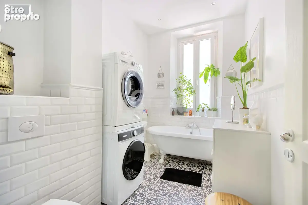 Toulon Haute Ville : Appartement refait à neuf traversant avec cave - photo 8