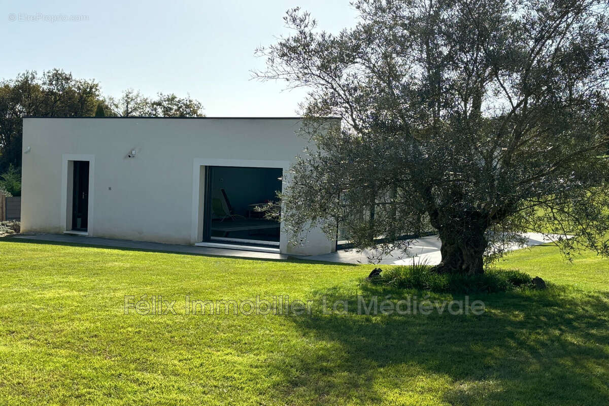 Maison à SAINTE-NATHALENE