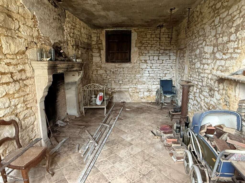 Aile de Vieux Logis du XVI? Siècle à Rénover, Proche de Ruffec - photo 9