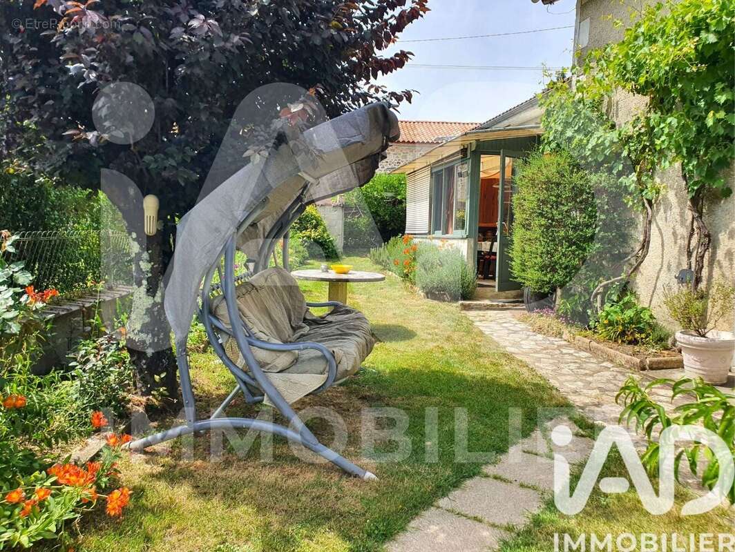 Maison 97 m² à Saint-Laurent-De-Ceris  - photo 2