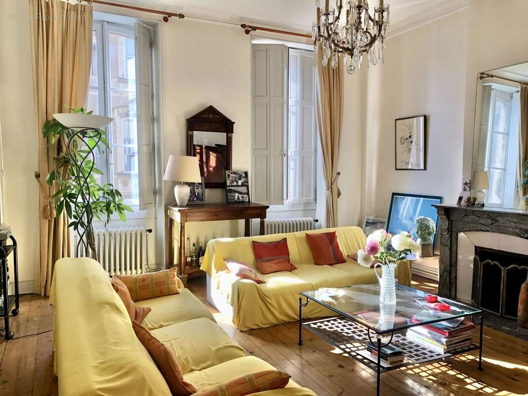 Élégant immeuble de style haussmannien avec jardin privé et fort potentiel d'investissement - photo 3