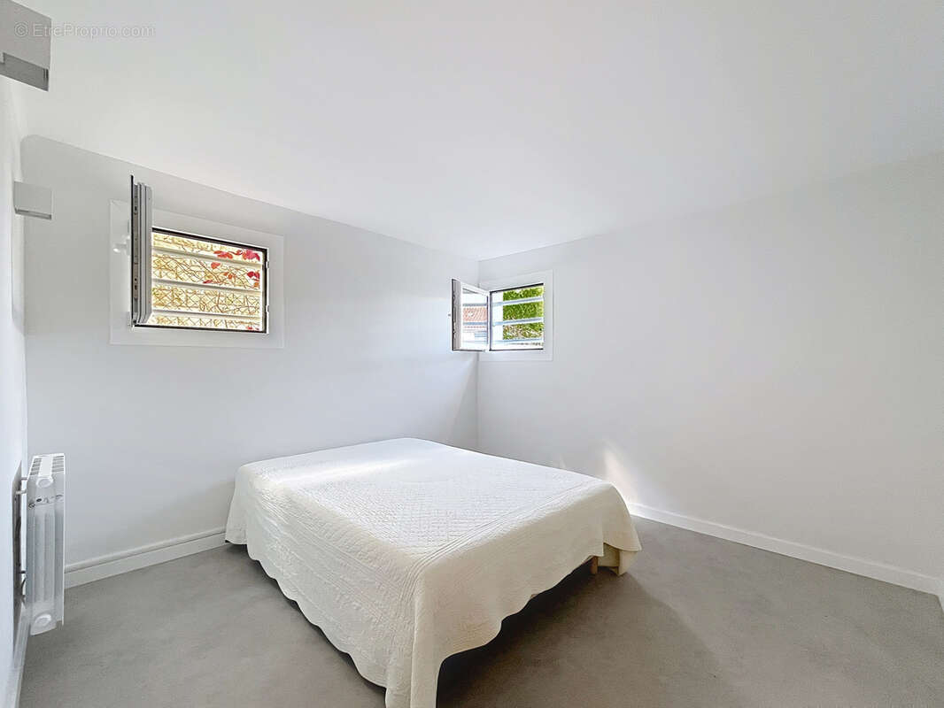 Maison de caractère, T6 de 171 m2 au calme avec jardin, terrasses et garages. - photo 11