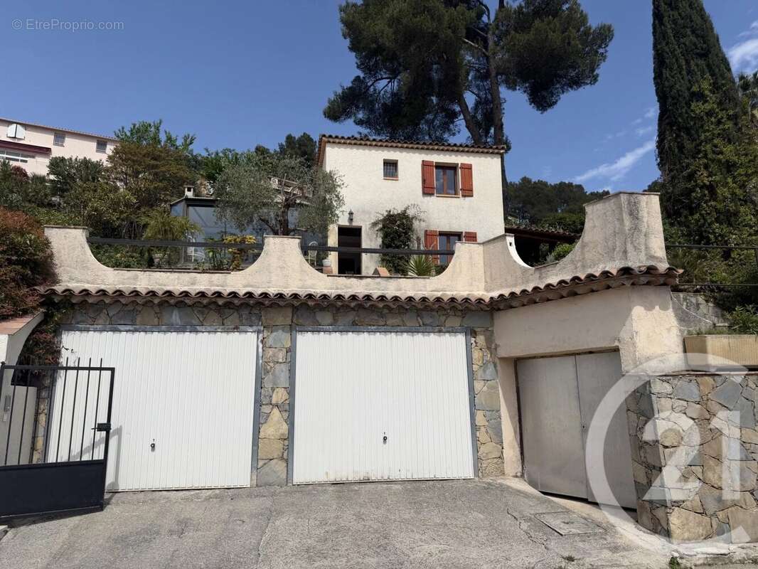 Maison à LA ROQUETTE-SUR-SIAGNE