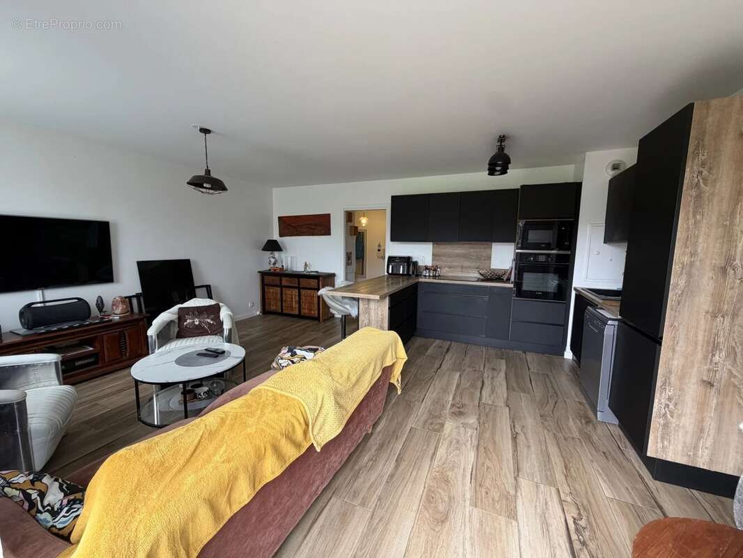 Appartement à LE MESNIL-SAINT-DENIS