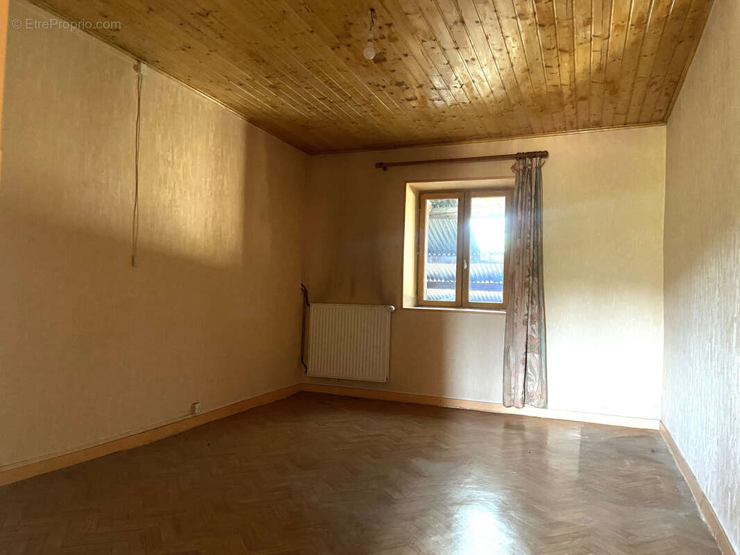 Maison T4 avec dépendances, caves et terrain   Beau potentiel - photo 6