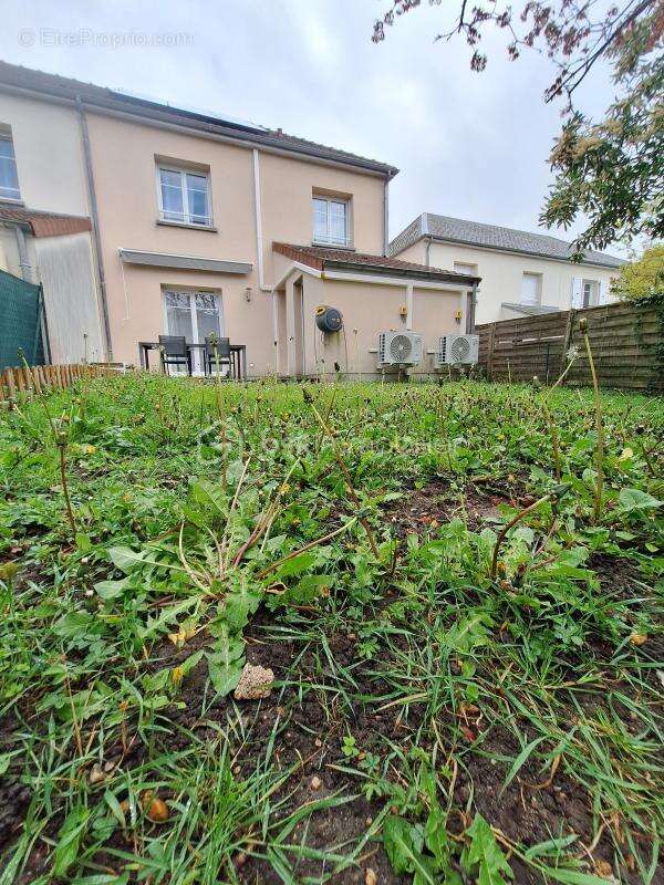 Maison à SAINT-JEAN-DE-BRAYE