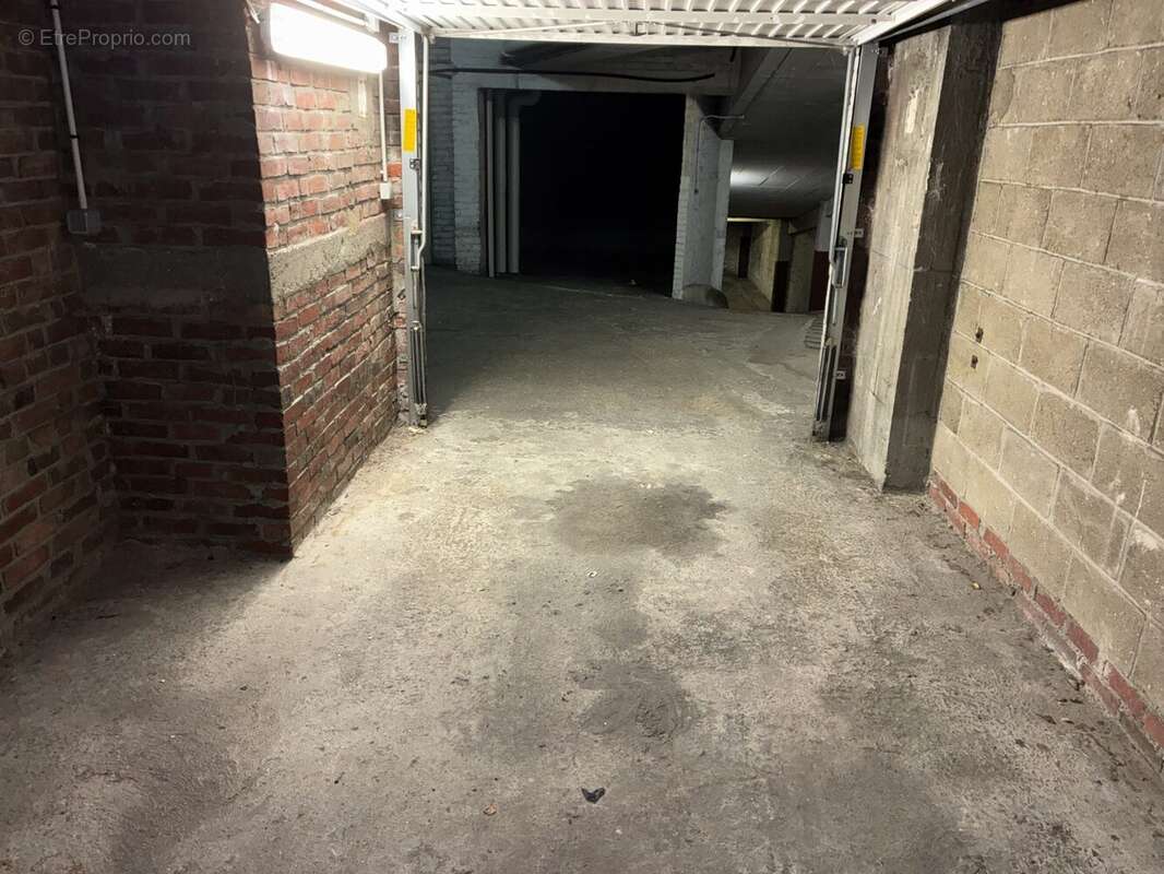 Parking à PARIS-16E