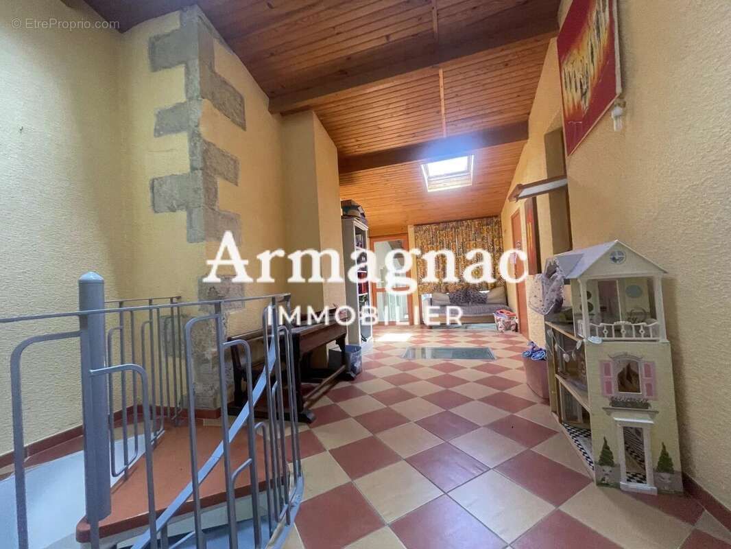 Maison à VIC-FEZENSAC