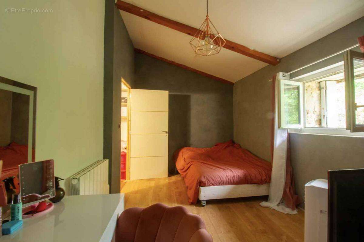 Maison à SAINT-CIERGE-LA-SERRE