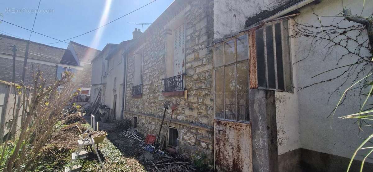 Maison à VENEUX-LES-SABLONS