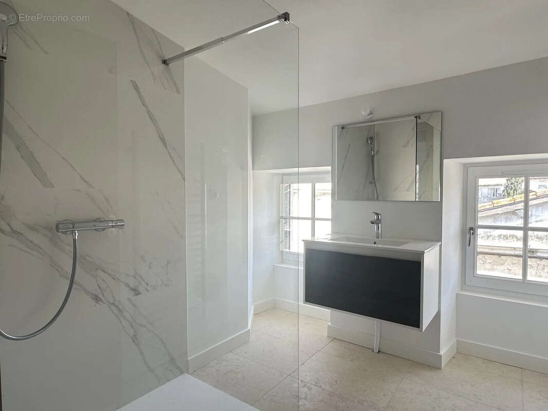 Appartement à SAINT-JEAN-D'ANGELY