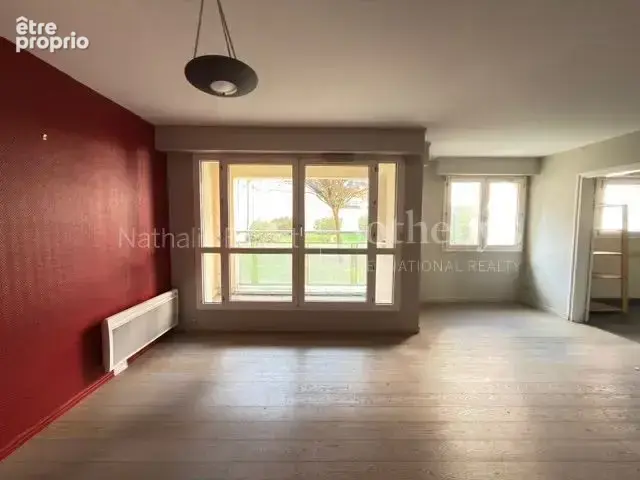 Appartement en rez-de-chaussée de jardin avec terrasse, loggia, box et cave - photo 2