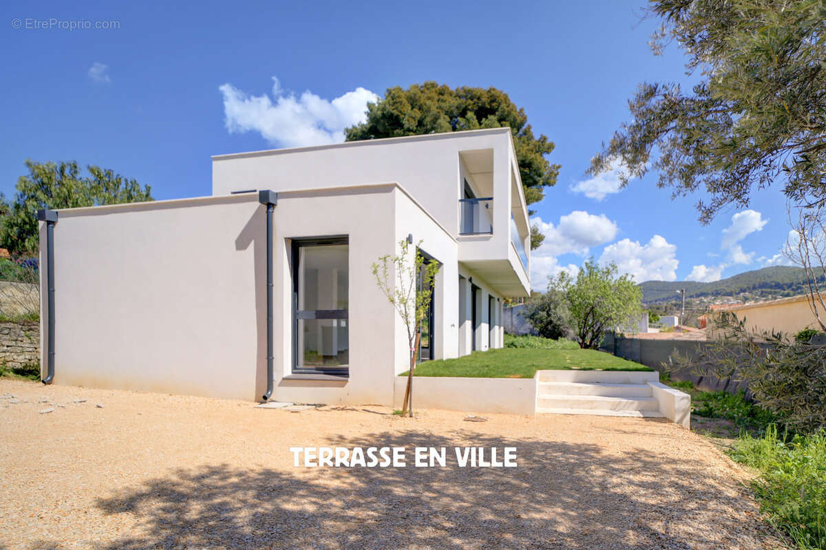 Maison à CEYRESTE