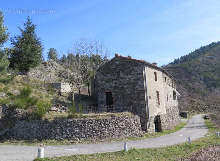 Notre dame de la Rouvière, bâtisse en pierre sur 3.5 Hectares de terrain. - photo 1