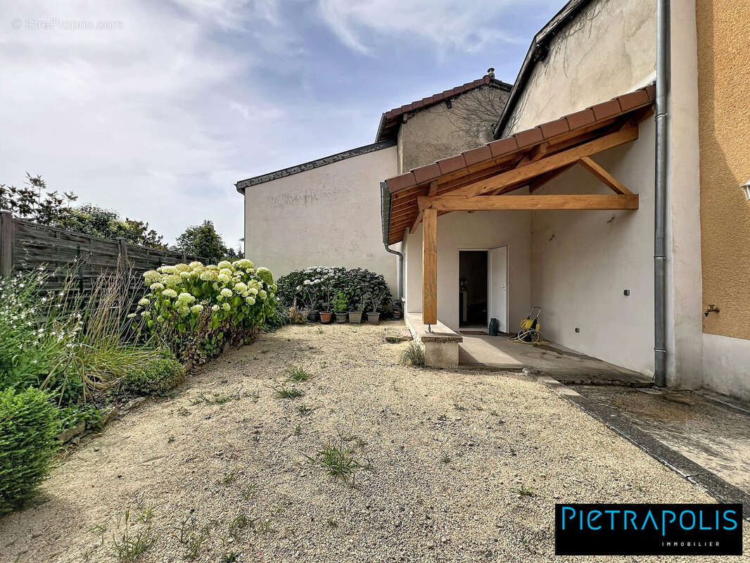 Maison 137 m² à Charbonnieres-Les-Bains  - photo 3