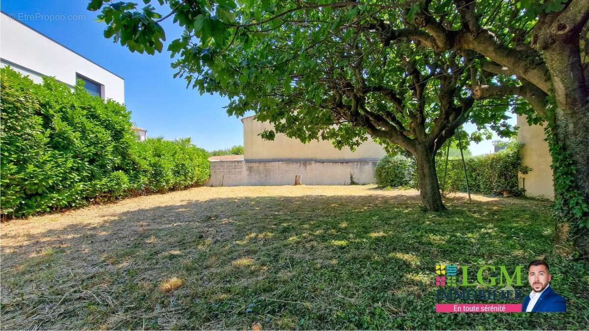 Terrain à GALLARGUES-LE-MONTUEUX