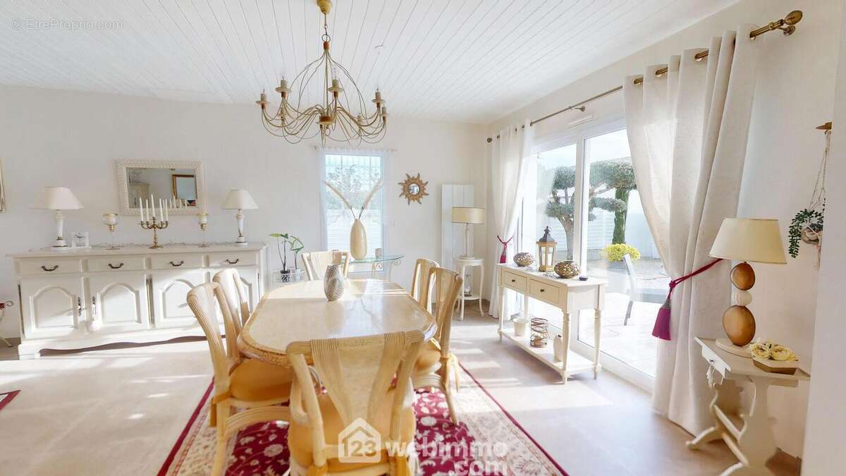 Salle à manger exposée plein Sud. - Maison à JARD-SUR-MER