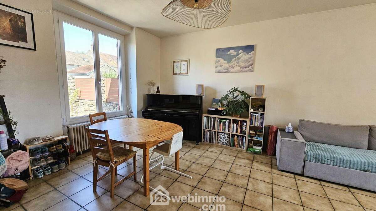 Un espace repas.. - Maison à LA FERTE-ALAIS