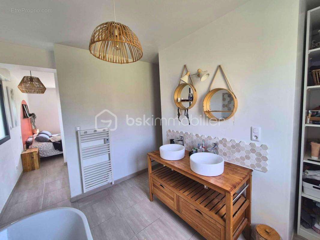 Exclusivité Maison contemporaine de 2018 – 154 m² – DPE A – Plain pied et Suite parentale – Terrain 1 139 m² – Garage - photo 13