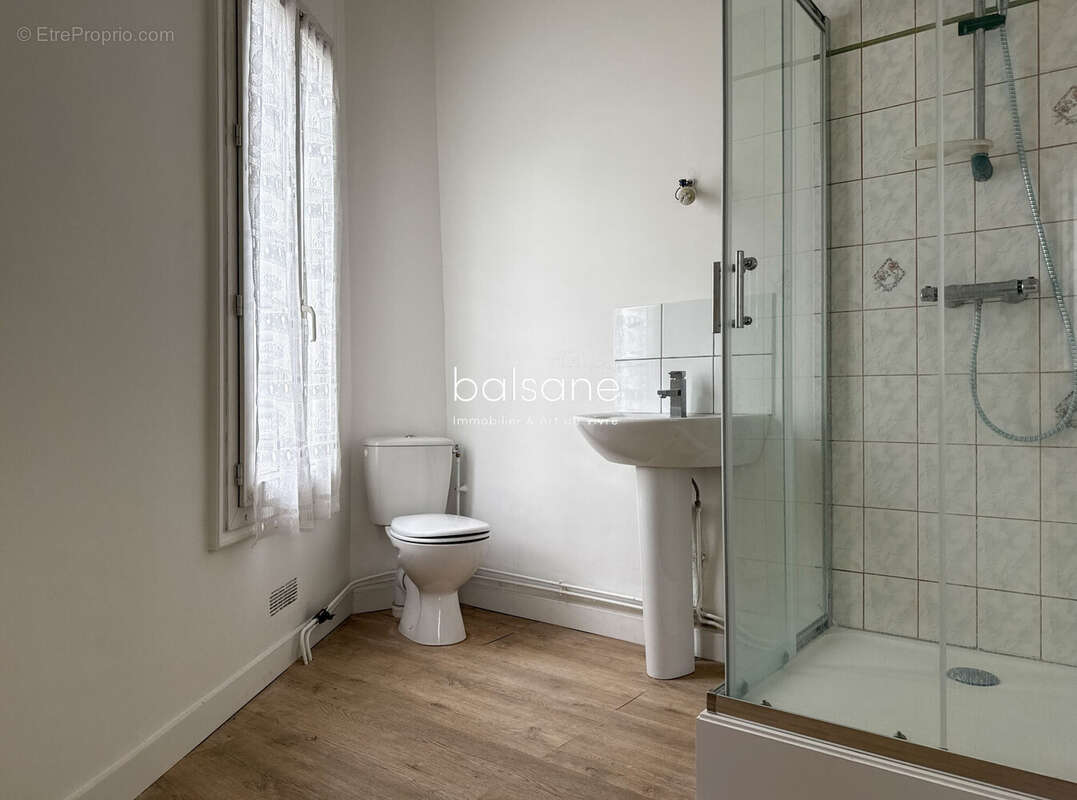 1er étage - Salle de bains &amp; wc 5 m - Maison à ELBEUF