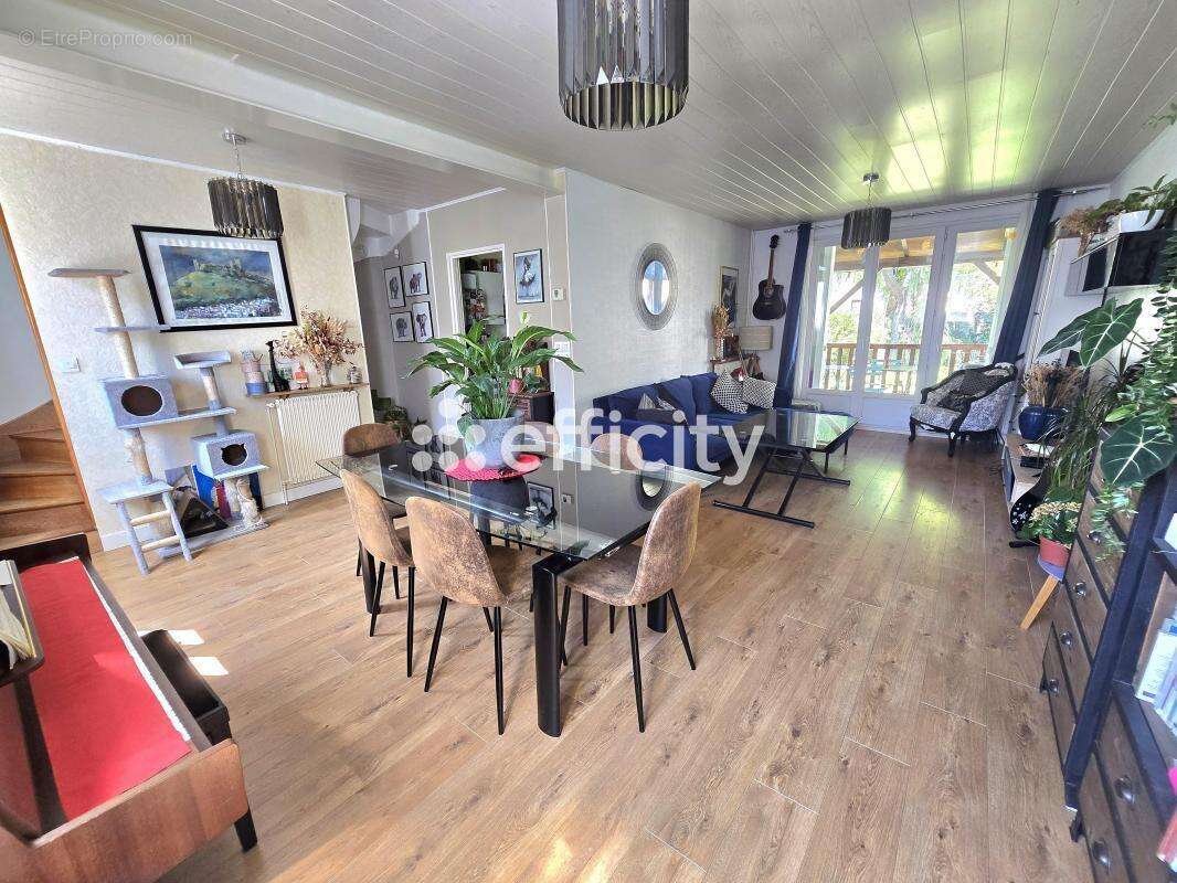 Maison à LA QUEUE-EN-BRIE