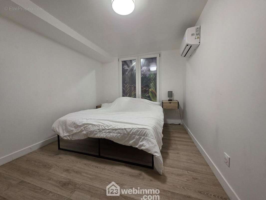 Cette seconde chambre offre un bel espace lumineux, idéal pour une chambre d?enfant, un coin invité ou même un bureau selon vos besoins - Appartement à REIMS