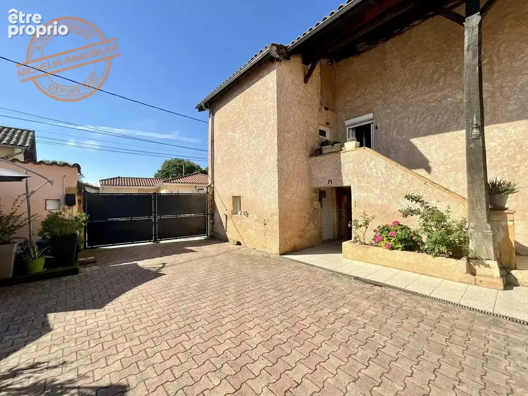 Photo Appartement à Sainte-Euphemie au prix de 255 000€