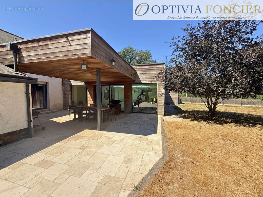 Propriété T7 395 m2 - 6 300 m2 de terrain - 5 garages - Piscine intérieure chauffée - photo 6