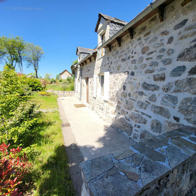 Maison en pierres mitoyenne d'un côté. - photo 26