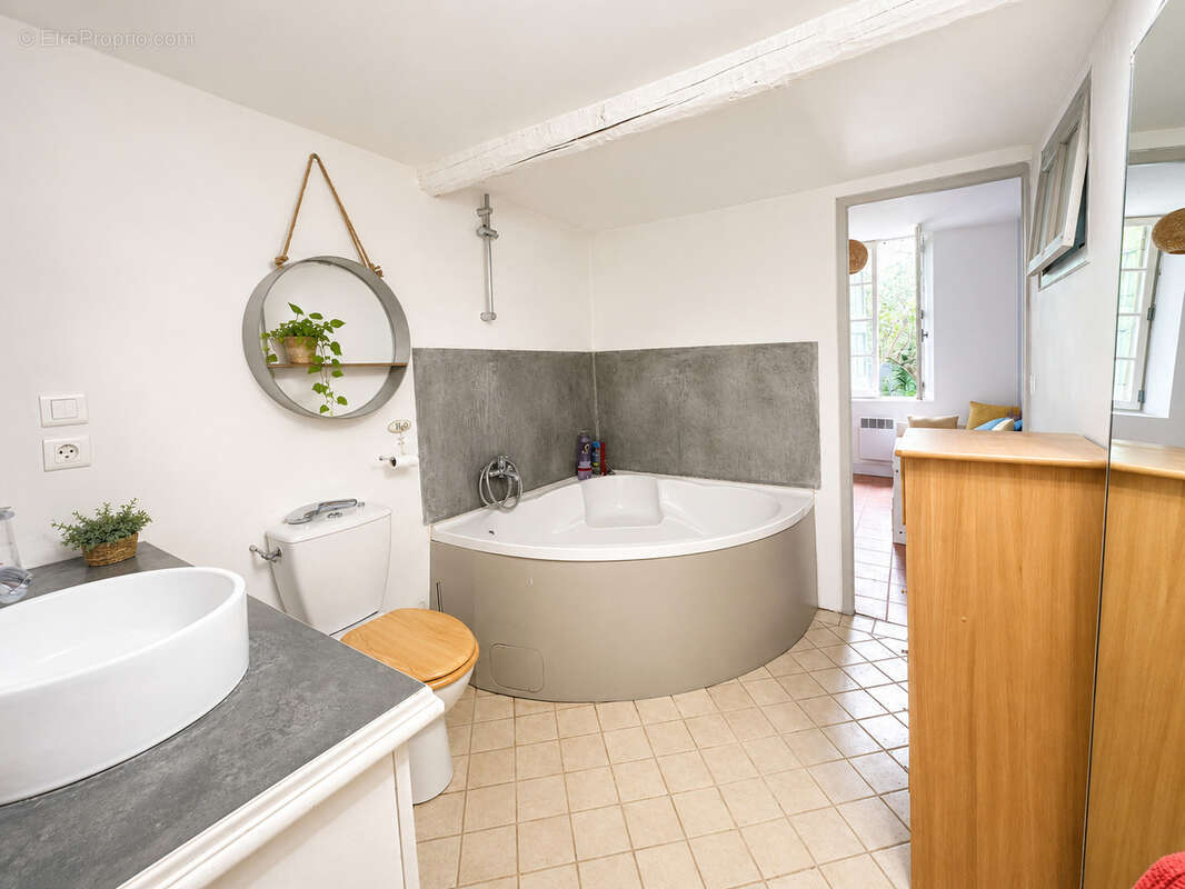 Appartement à SOLLIES-TOUCAS