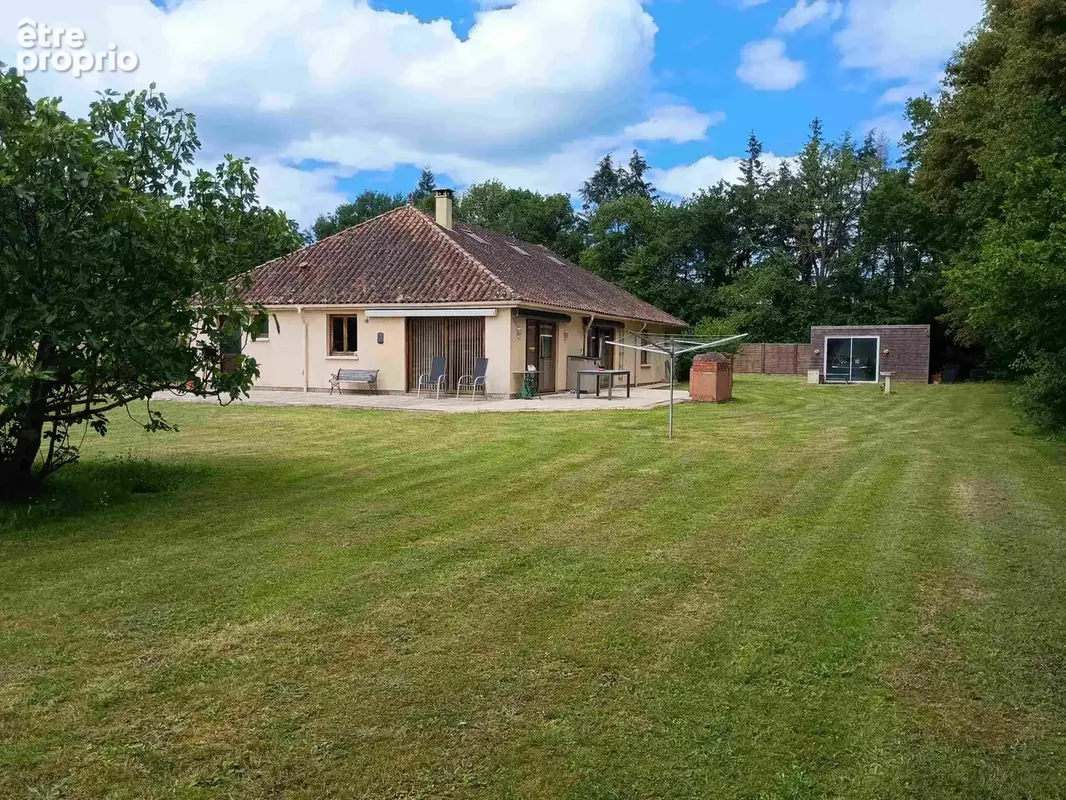 Pavillon de plain-pied 168 m2 avec dépendance bien-être   Terrain clos de 3 043 m2 - photo 4