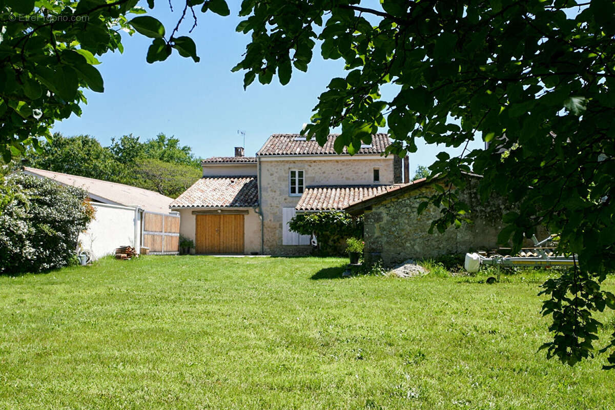 Maison à SAINT-MORILLON