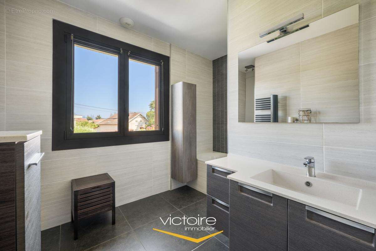 GENAS - Maison T5 avec jardin paysagé de 804 m2 avec piscine - photo 12