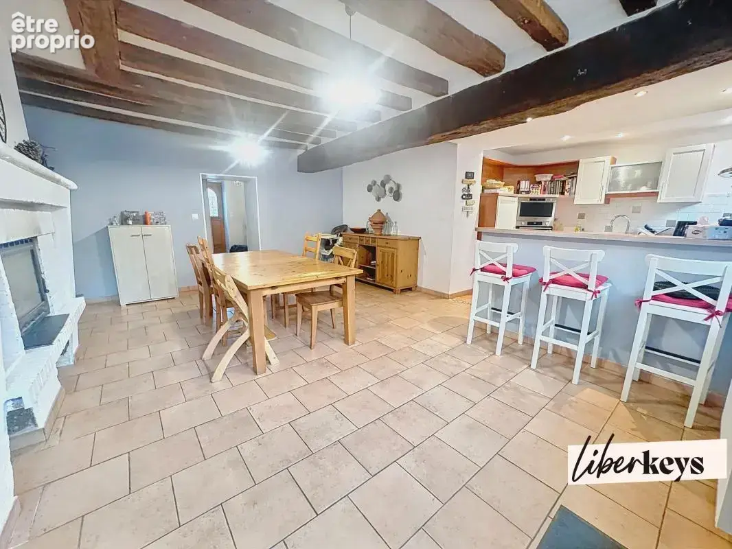 Maison de caractère rénovée de 207 m² avec jardin, garage et panneaux solaires – Neuillé - photo 3