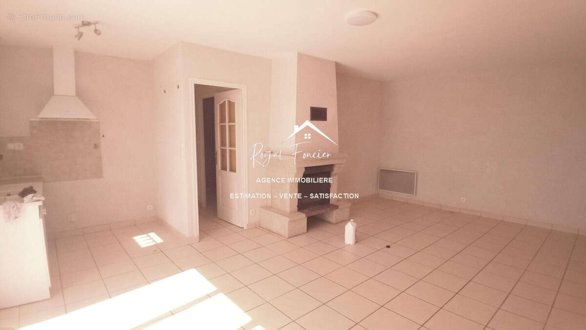 Pièce de vie de 29 m2 avec espace cuisine avec éléments  - Maison à DRACHE