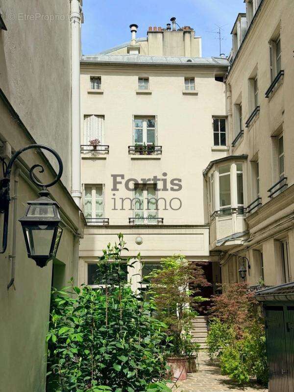 Appartement à PARIS-1E