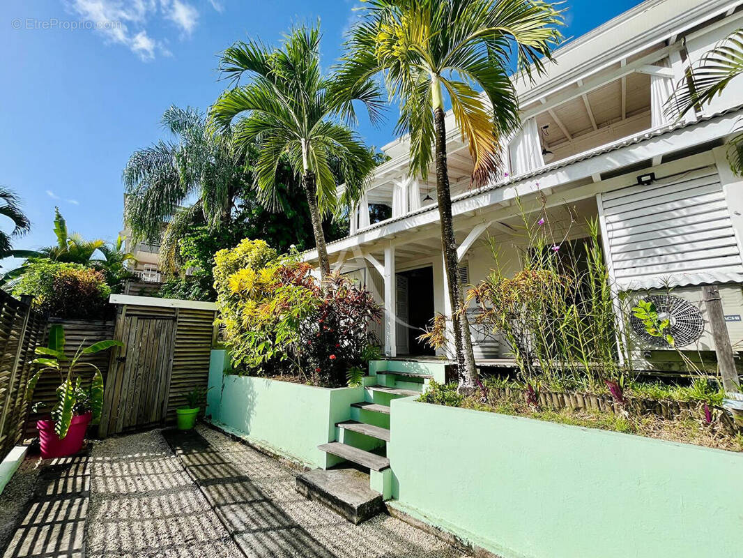 Coup de coeur, villa avec piscine, vue dégagée et fort potentiel locatif aux Trois-Îlets - photo 1