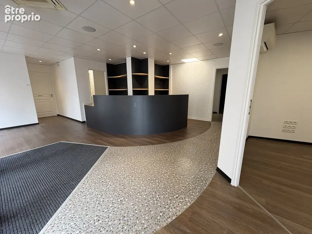 Local professionnel de 97 m2 proche centre-ville, parking à proximité. - photo 2