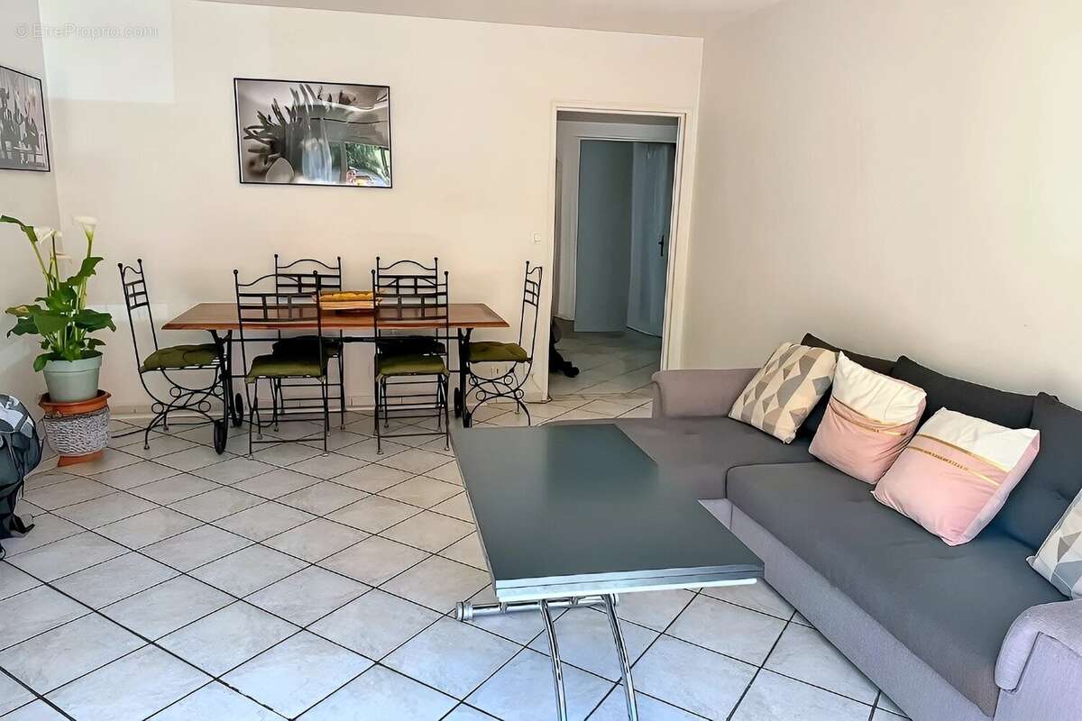 Appartement à SAINT-LAURENT-DU-VAR