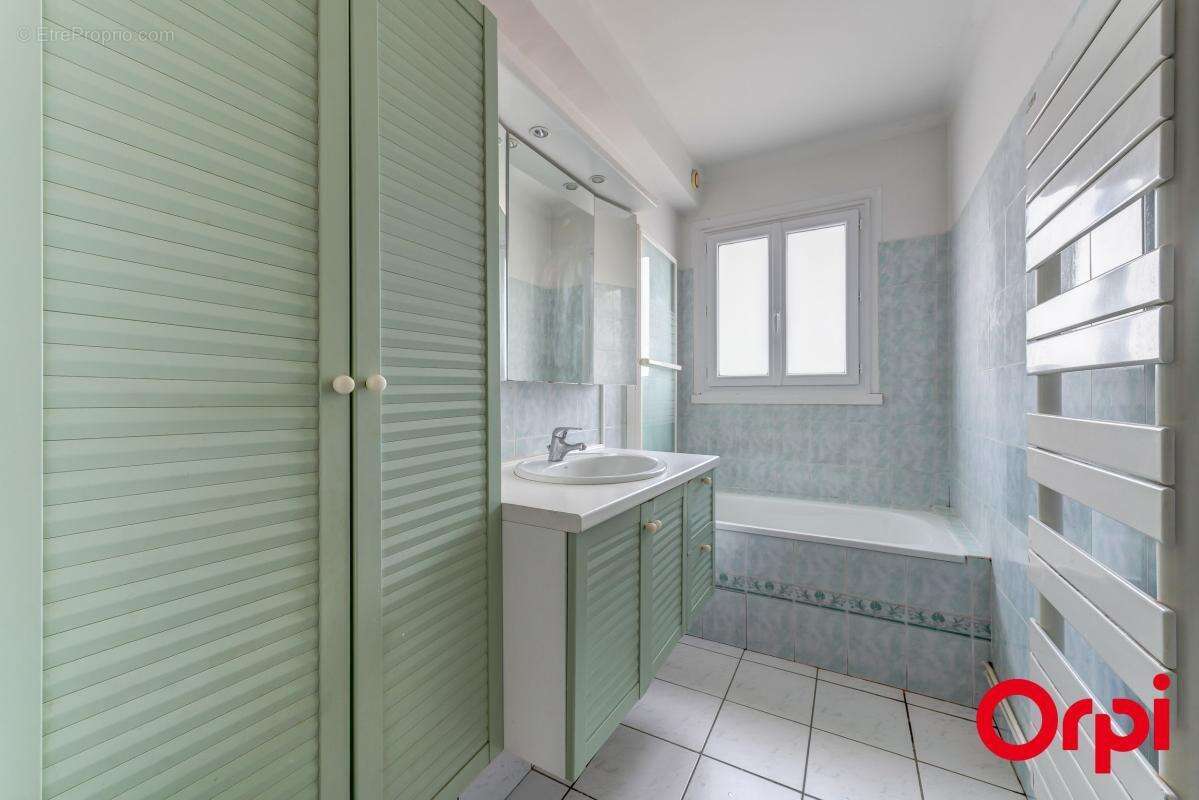 CALUIRE CENTRE BOURG - T3 de 79 m² avec vue dégagée - photo 10