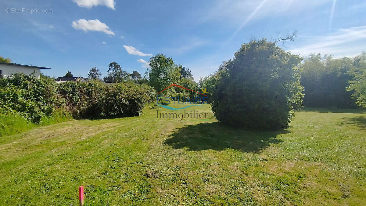 Terrain à SAINT-ETIENNE-DE-MONTLUC