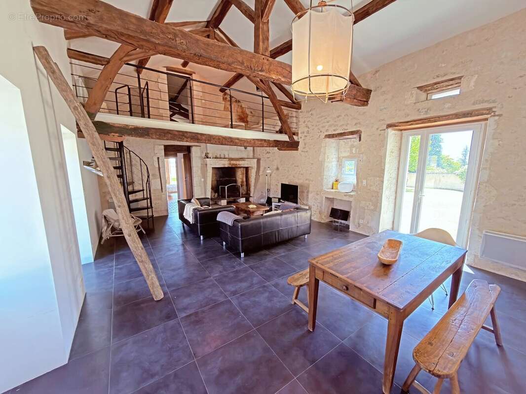 Charmante Propriété en Pierre avec Grange et Piscine ! - photo 3