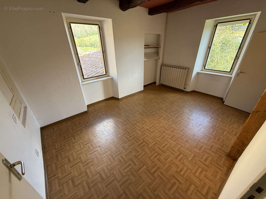 Maison à SAINT-VICTOR-ET-MELVIEU