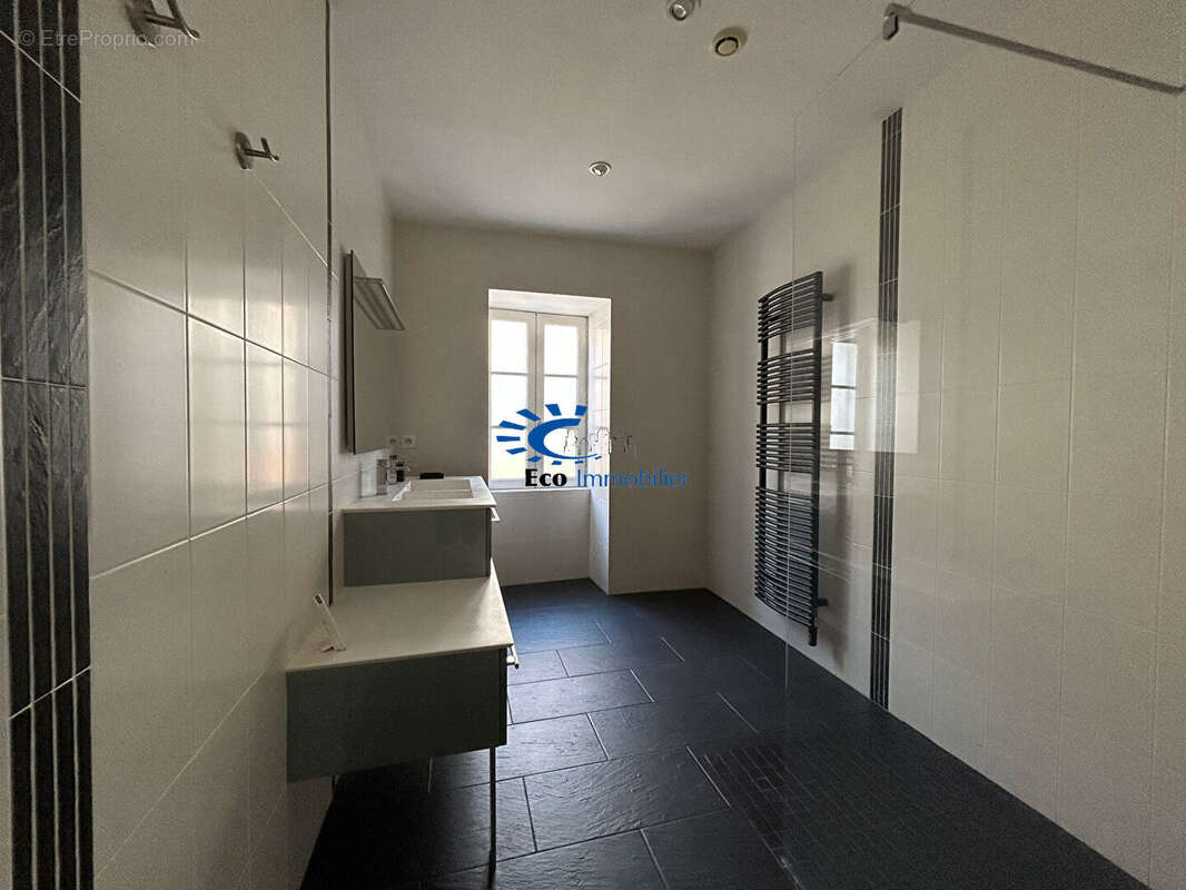 La flotte maison de bourg 3 chambres+bureau cour et patio - photo 10