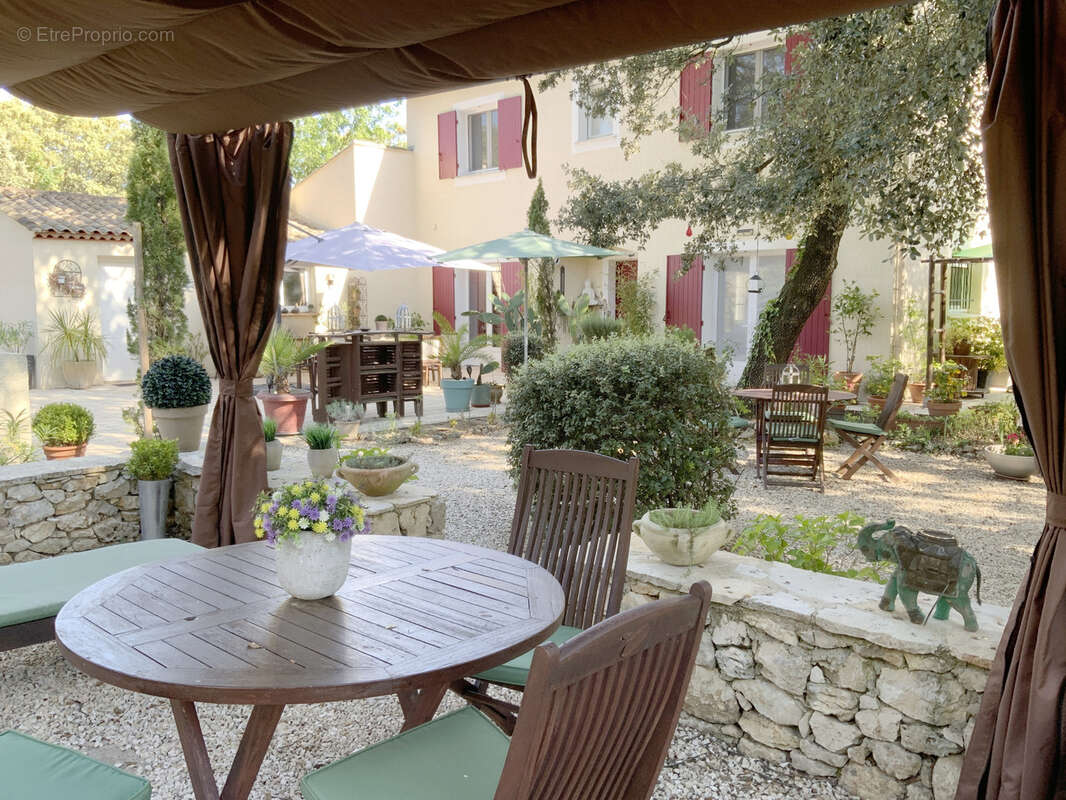 À quelques minutes d'Uzès, dans un cadre exceptionnel et paisible. - photo 3