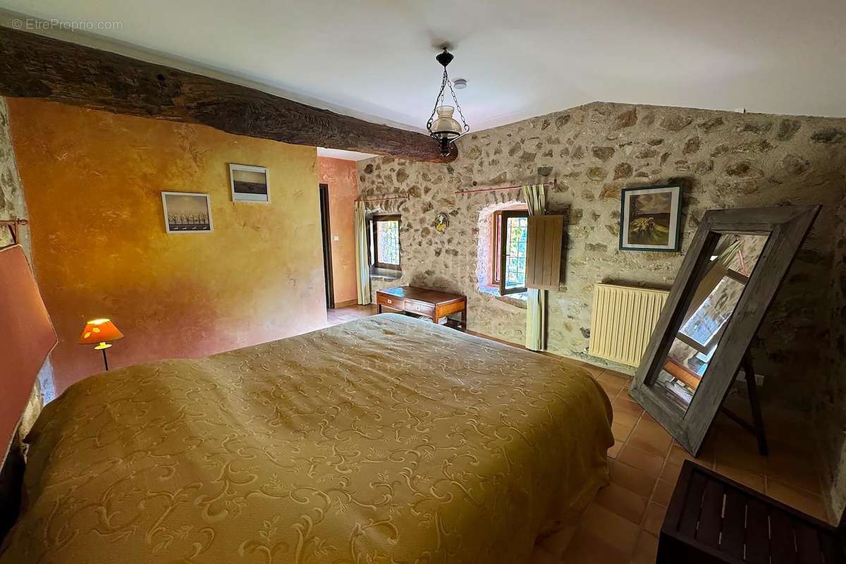 Maison à SAINT-LAURENT-DE-CERDANS