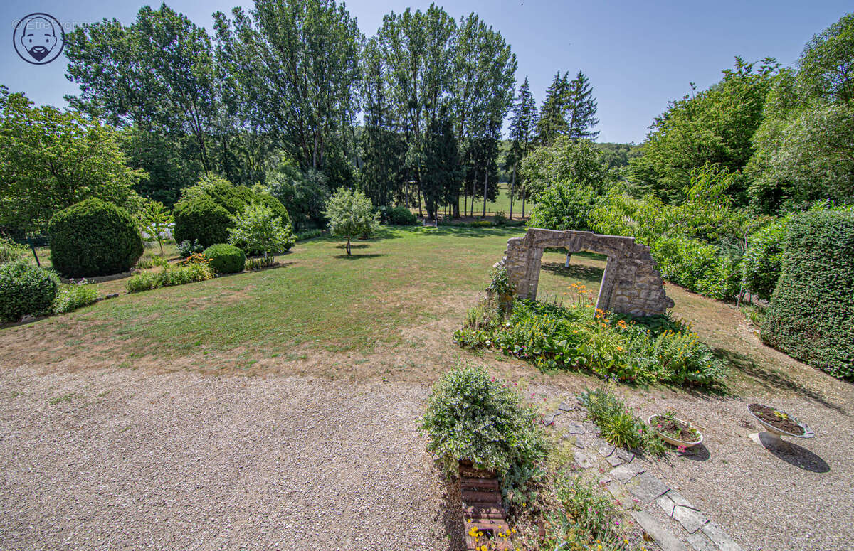 Maison avec jardin paysagé et terrasse - photo 5