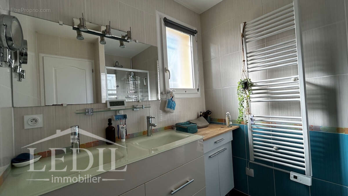 Maison à SERRES-ET-MONTGUYARD